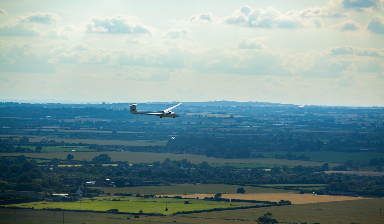 Deltagare och funktionarer runt segelflygplan under en aktiv klubbdag.