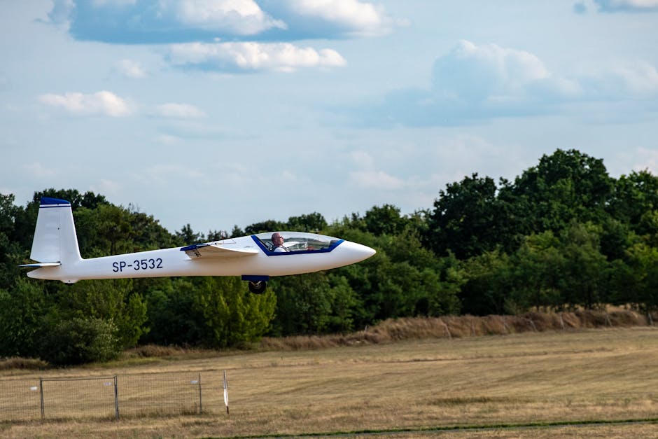 Segelflygplan forbereds for start pa Hultsfreds flygfalt.